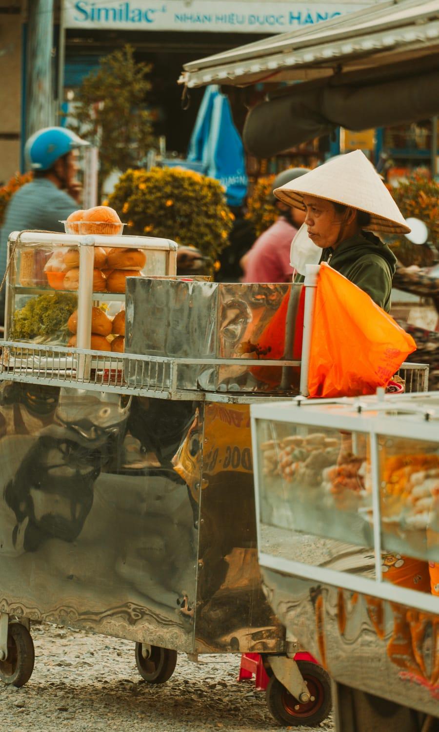 Stand de street food vietnamien, friture minute dans la rue