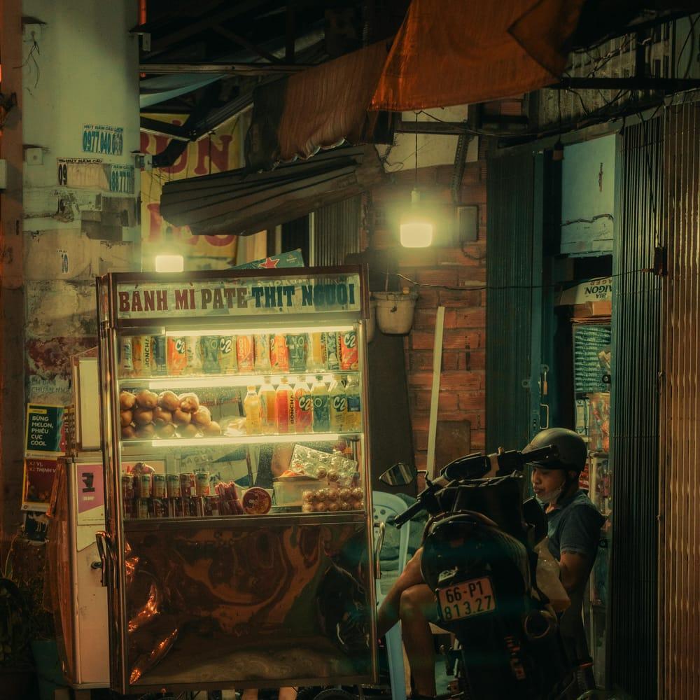 Échoppe de street food vietnamienne éclairée à la tombée de la nuit