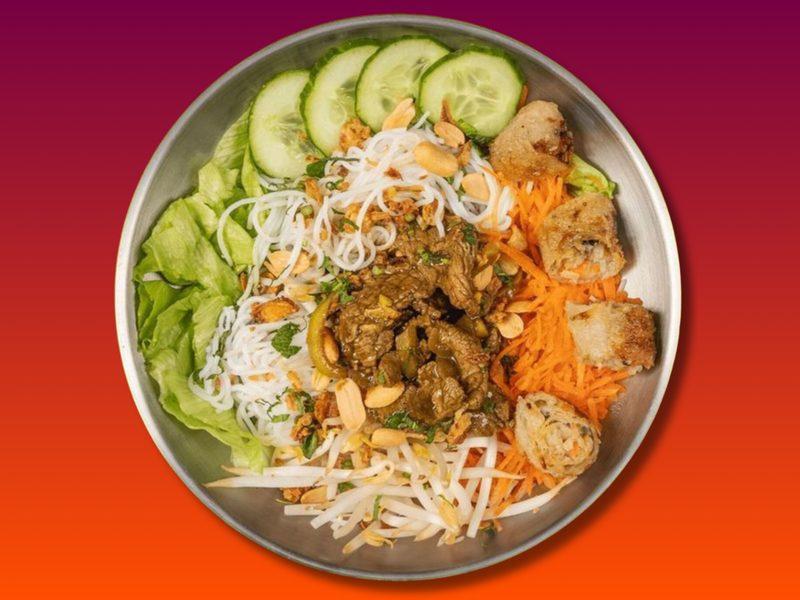 Bo Bun vietnamien, vermicelles de riz avec viande, nems et crudités