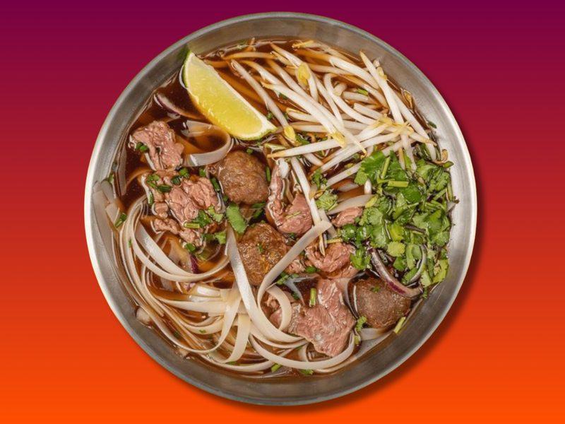 Bol de pho, soupe vietnamienne au bouillon parfumé et nouilles de riz